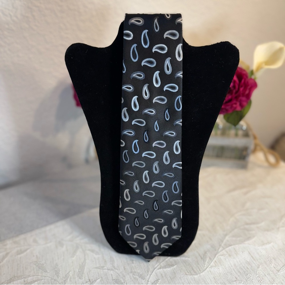 Geoffrey Beene Men’s  Necktie Black Silver Gr Paisley 100% Silk Stain‎ Resistant